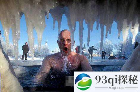 奇葩方式：俄罗斯为庆祝主显节用冰水沐浴
