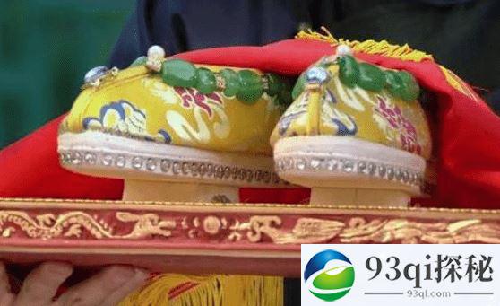 清朝的妃子为何都穿“花盆底鞋” 这是为什么？