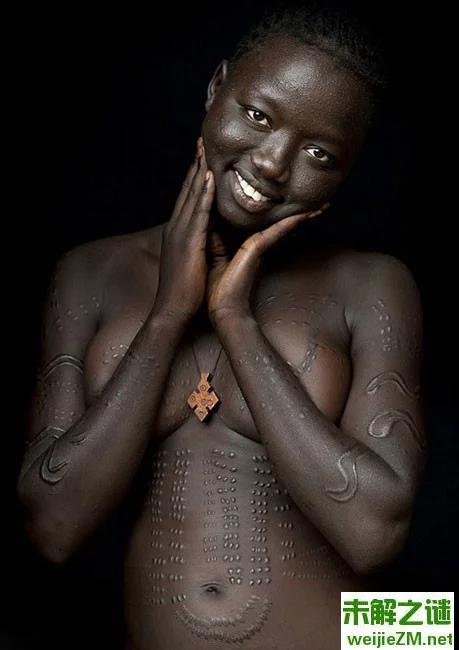 非洲土著部落身刺“最痛”纹身怪俗