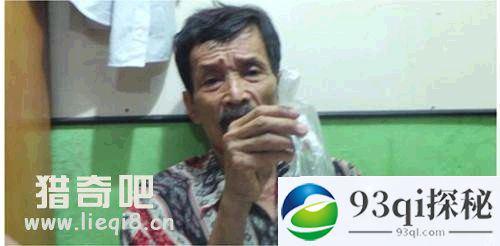 六旬印度尼西亚老翁因腹痛产下生鸡蛋