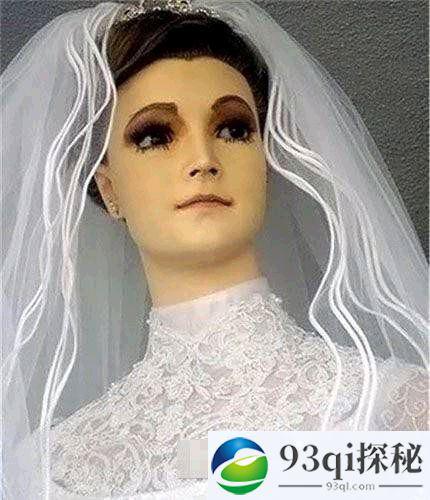 鬼娃新娘：墨西哥婚纱店独特的干尸模特