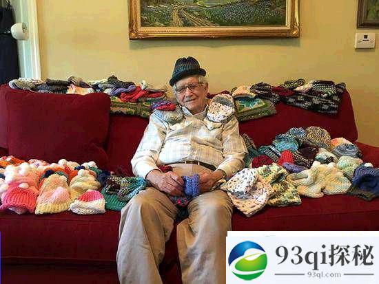 86岁大爷自学打毛衣 动机暖心！
