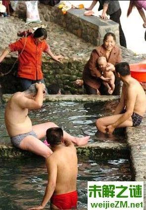 云南傈僳族风俗“澡堂会”圣洁的男女赤身同浴