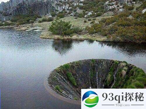葡萄牙湖面现“地球破洞”：湖水往下流