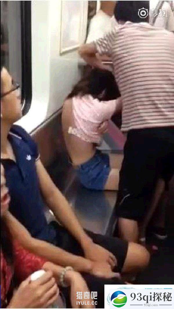 武汉地铁抢座上演撕衣大战 几乎将女孩衣服撕掉
