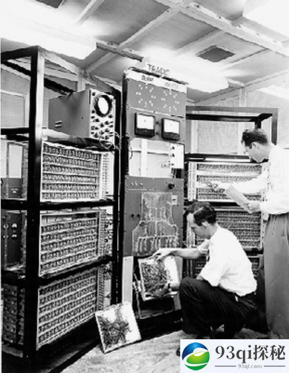 世界上第一台晶体管计算机研制成功