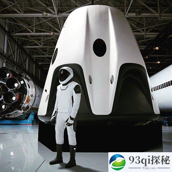 马斯克晒SpaceX太空服全身照：黑白配超酷