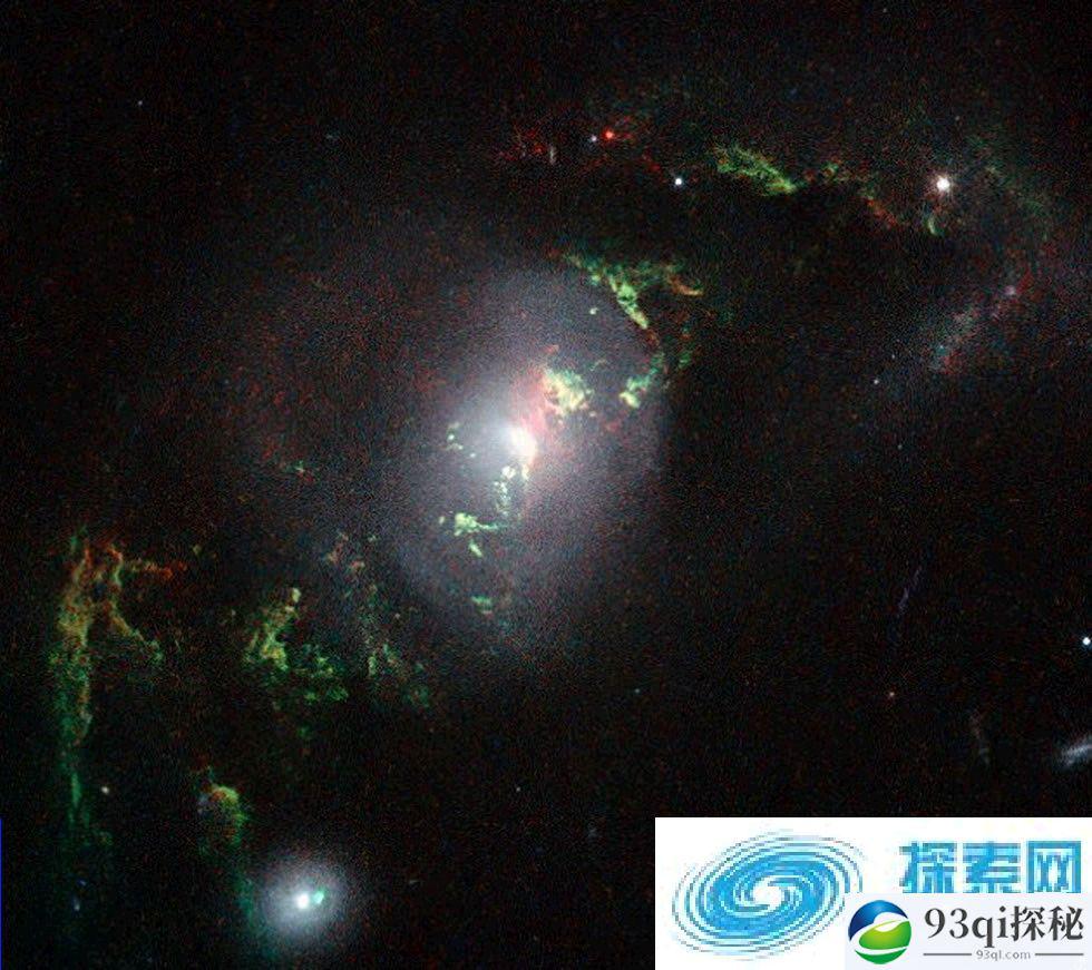 哈勃太空望远镜抓拍到短暂出现的类星体残留物 如“幽灵”般散发绿色光芒