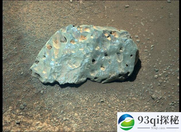 毅力在火星上发现了一块奇怪的绿色石头 并正在努力研究它