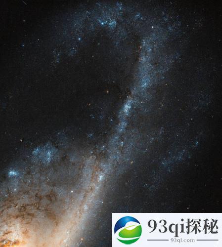 太空中的“银月弯钩”：星暴星系色彩明亮炽热