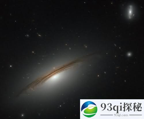 哈勃望远镜拍宇宙“光碟”：巨大星系 转速极快
