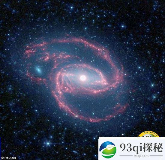 斯皮策太空望远镜揭示存在巨大黑洞的螺旋星系