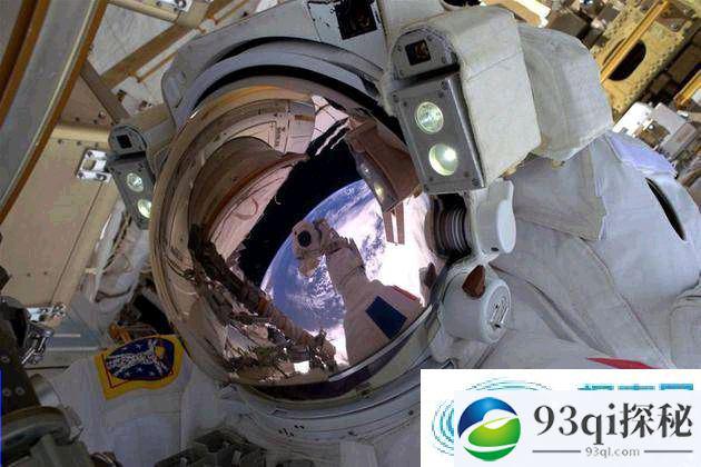 法国宇航员托马斯-佩斯凯首次“太空行走”成功