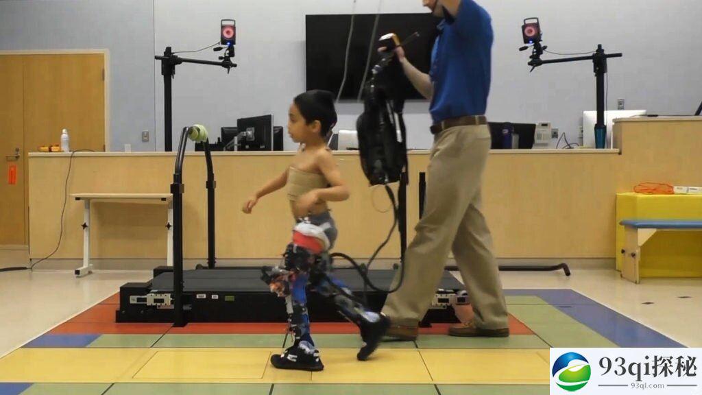 机器外骨骼有望协助脑瘫小孩重新走路