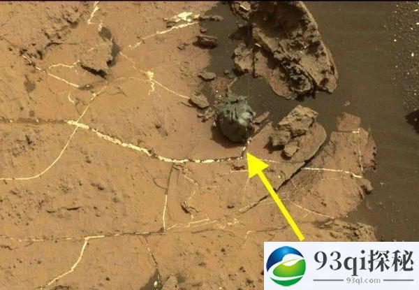 好奇号在火星发现了一块奇怪的金属陨石