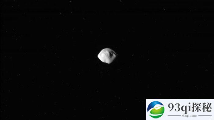 NASA发布形似UFO的土卫十五Atlas特写照