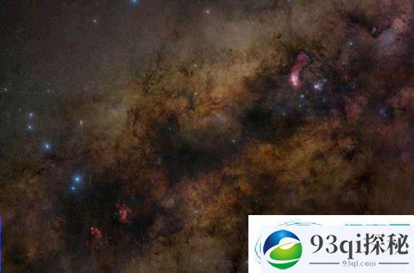 天文学家发现一个天体高速飞向银河系中心的超大质量黑洞