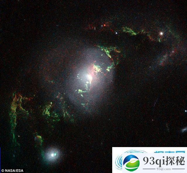 科学家使用哈勃空间望远镜观测到类星体的“幽灵”图像