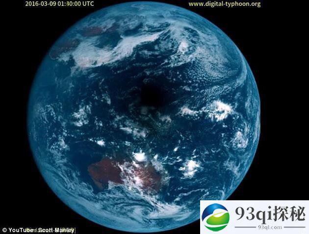 从太空中看日食：气象卫星图像显示月球阴影经过地球