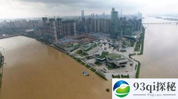 长江洪水泛滥：卫星照对比惊人