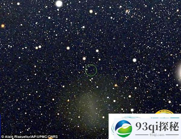 美国宇航局最新计算机模拟图像显示黑洞所呈现的怪异景象