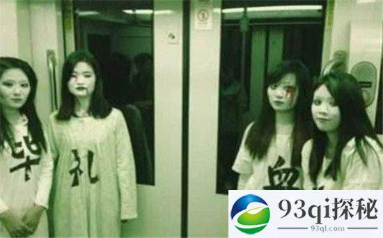 上海地铁女僵尸事件被全民目击 乘客看后眼神呆滞被吓傻