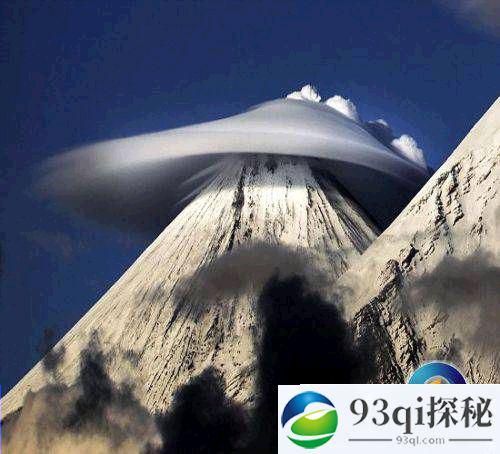 俄罗斯山脉上空惊莱状云 形似UFO飞碟