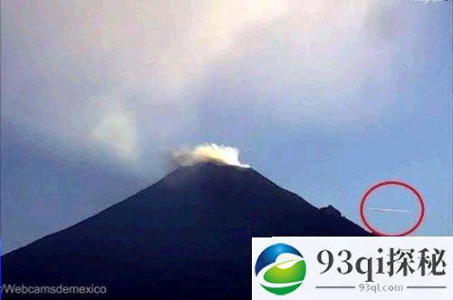 墨西哥火山喷发后 惊现UFO飞掠而过！
