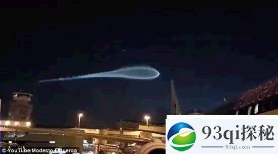 美国机场惊现巨型UFO 险些与飞机相对撞