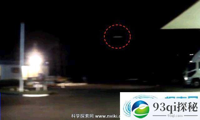 天文摄影师拍到UFO急速飞过 天空瞬间出现神秘光条