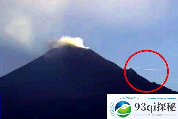 墨西哥火山喷发出现UFO 有人认为是外星人在研究地球地热活动