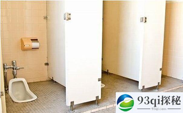 公共厕所中哪个蹲坑是最干净的？