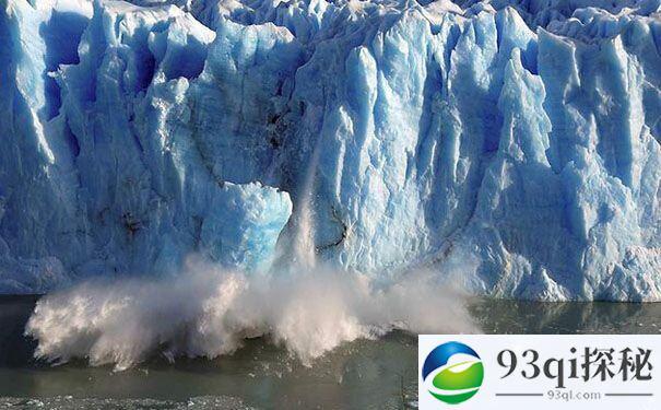 南极一块冰山已经完全崩塌