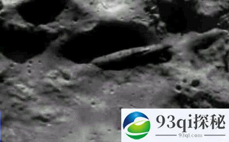 在月球陨坑中发现了震惊世界的4000米长宇宙飞船