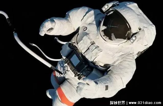 宇航员不小心掉进太空如何返回飞船（用力向相反方向抛手中的物品）